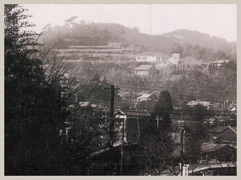1940年頃の北鎌倉駅より学園を撮影