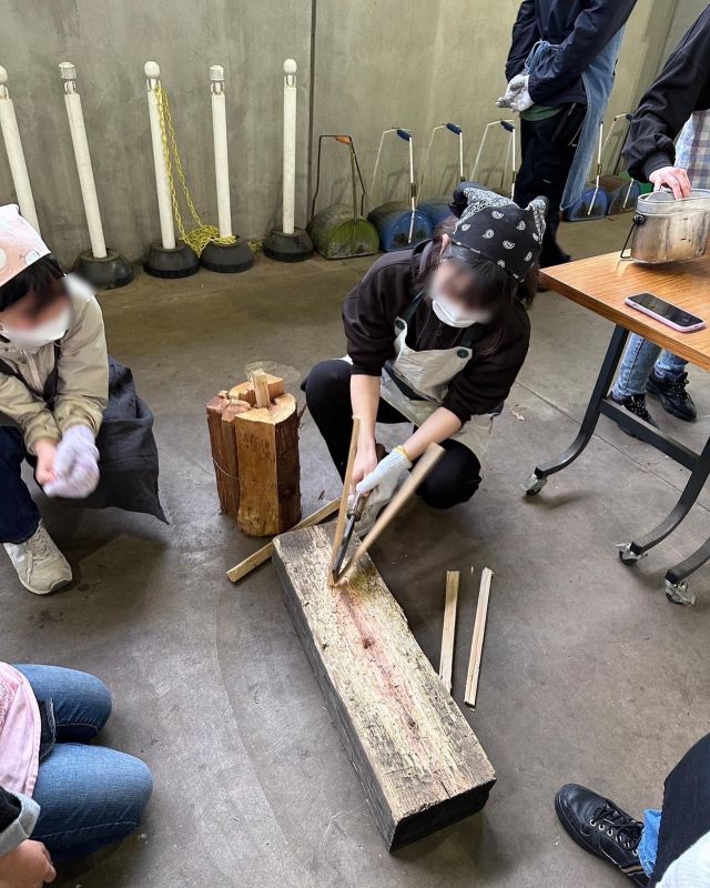 【北鎌倉女子学園  中学遠足】
中学３学年合同の遠足に行ってきました😊
薪を割って火をおこし、カレー作りをしました。
３年生の頼もしいリーダーたちの活躍のおかげで、どの班も美味しいカレーを作ることができました！
最後はお鍋も飯盒もピカピカに磨き上げました✨
⁡
#北鎌倉女子学園
#北鎌倉
#キタカマ
#神奈川県
#女子校
#私立学校
#中学校
#高等学校
#遠足
#カレー作り
#飯盒炊爨