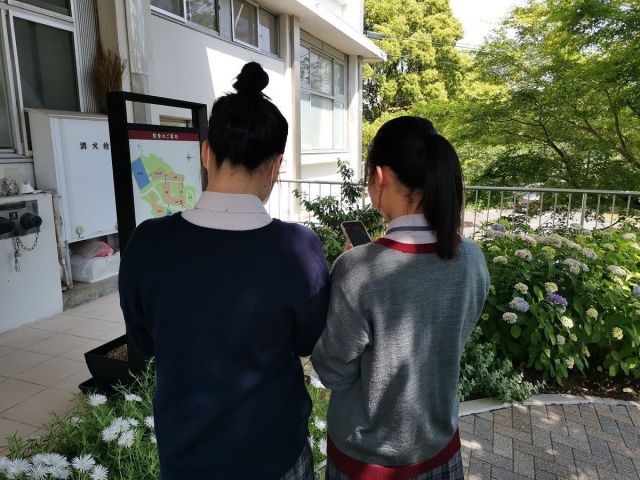 【北鎌倉女子学園　高１総合探究】
高１の総合探究の授業では、自然マップ班が植物調査を行っていました。
校舎内や学校周辺の植物をiPadで写真におさめているところ……と思いきや、しぶ先生を撮影しているグループも。
このグループは、Googleレンズを活用すると植物の種類が簡単に分かる、と教えてくれました。この春に入学した生徒は満開の桜を見ておらず、「この木は桜なのか！」と驚いている様子も見られました。
⁡
#北鎌倉女子学園
#Kitakamakura girls’ school
#Kitakamakura
#北鎌倉　#キタカマ
#神奈川県
#女子校
#私立学校
#中学校
#high school
#junior high school
#高等学校
#中学生
#総合探究
#KGプロジェクト
#Googleレンズ
#自然マップ
#植物調査
#iPad