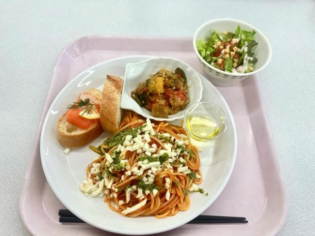 【北鎌倉女子学園　カフェテリア特別メニュー🍽️】
⁡
昨日今日の2日間、カフェテリアに特別メニュー🍽️
「イタリアンプレート」が登場🇮🇹✨
いつもよりたくさんの生徒が訪れて、とってもにぎやかでした☺️みんな楽しそうに食べていて、うれしい時間でした🍅🧀🍝
⁡
#北鎌倉女子学園
#北鎌倉
#キタカマ
#神奈川県
#kamakura
#女子校
#私立学校
#中学校
#高等学校
#カフェテリア
#食堂
#学食
#イタリアン
#特別メニュー
#昼食
#昼休み
⁡