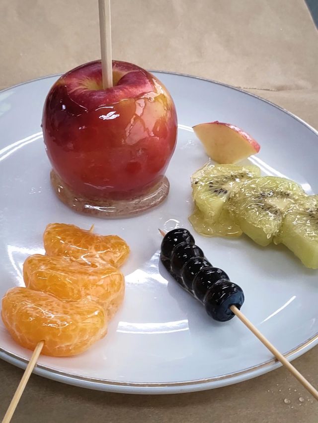 【北鎌倉女子学園  家庭部フルーツ飴🍎】
今日は家庭部で夏祭りをイメージしてフルーツ飴を作りました！
りんご・みかん・キウイ・ブルーベリーの4種類に挑戦し、見た目もかわいらしく、とてもおいしく仕上がりました😋
明日はピザ作りを予定しています！今から楽しみです🍕
⁡
#北鎌倉女子学園
#Kitakamakuragirls'school
#Kitakamakura
#北鎌倉
#キタカマ
#神奈川県
#女子校
#私立学校
#中学校
#highschool
#juniorhighschool
#家庭部
#調理
#夏まつり
#フルーツ飴
#りんご飴
