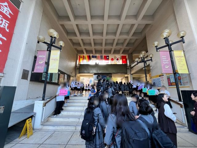 【北鎌倉女子学園　高２台湾修学旅行②】
⁡
台湾滞在２日目の午前中は私立金甌女子高級中学との交流がありました。
日本語を学んでいる生徒さんによる日本語と中国語での司会が進められ、校長先生方のご挨拶、記念品の交換に続いて、生徒たちによる出し物が披露されました。本校からは藤組による合唱、
金甌女子さんからは、ダンスパフォーマンスが行われました。
クラスごと4教室に分かれて交流会では、お土産を交換しあったりして、楽しくあっという間に時が過ぎました。最後に記念撮影をして解散いたしました。午後は大学生と班ごとに、自主行動となりました。大学生はとてもフレンドリーで、優しく深い思いやりを持った学生さんで、英語でのコミュニケーションも楽しくできていたようです。
⁡
#北鎌倉女子学園
#Kitakamakuragirls’school
#Kitakamakura
#北鎌倉　
#キタカマ
#神奈川県
#女子校
#私立学校
#中学校
#highschool
#juniorhighschool
#台湾
#高２
#修学旅行
#金甌女子高級中學