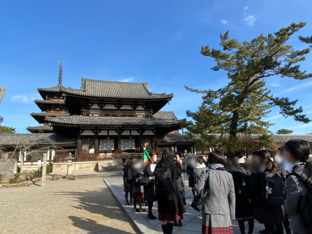 【北鎌倉女子学園　中学修学旅行🚅】
二日目は清々しい空気の中、朝一番で法隆寺を訪れました。薬師寺では笑いが止まらない法話を伺い、薬師三尊像に健康をお祈りしました。静謐な唐招提寺、優雅な平等院を見学し、元気に修学旅行を満喫しています😊
⁡
#北鎌倉女子学園
#北鎌倉
#キタカマ
#神奈川県
#女子校
#私立学校
#中学校
#高等学校
#kamakura
#highschool
#juniorhighschool
#修学旅行
#奈良
#京都
#歴史学習
#法隆寺
#薬師寺
#唐招提寺
#平等院