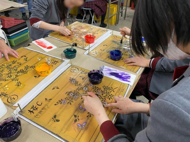 【北鎌倉女子学園　中学修学旅行🚅】
修学旅行最終日は、友禅染め体験からスタート。
仕上がりを想像しながら色を重ね、一人ひとり違う特別な一枚が完成しました🍁
そして、静かな時間が流れる南禅寺、名物の湯豆腐の昼食、三十三間堂の圧巻の空気にふれ、充実の締めくくりとなりました。
全員そろって全行程を元気にまわれたことを何よりうれしく思います😊
思い出と一緒に、お土産もたくさん持って帰りました！
⁡
#北鎌倉女子学園
#北鎌倉
#キタカマ
#神奈川県
#女子校
#私立学校
#中学校
#高等学校
#kamakura
#highschool
#juniorhighschool
#修学旅行
#奈良
#京都
#歴史学習
#友禅染
#南禅寺
#水路閣
#湯豆腐
#順正
#三十三間堂
⁡
⁡