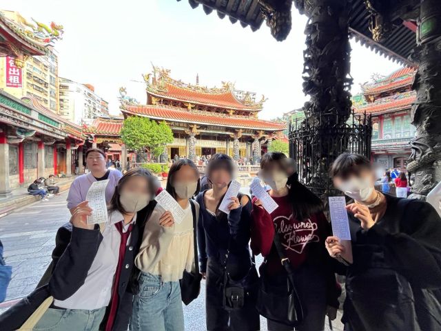 【北鎌倉女子学園　高２台湾修学旅行③】
⁡
3日目は、まず初日に行くことができなかった龍山寺に行きました。たくさんの神様が祀られていますが、目を閉じ、じっと手を合わせている姿を見ることができました。おみくじをいただいて、お寺を後にしました。その後、九份で急な階段を上った先の展望台から見た美しい海の青く輝いている様子に感動😊最後に訪れた十分では諸葛孔明が始まりと言われる、ランタンに一人一人、筆で願い事を書き空に飛ばしました。
⁡
#北鎌倉女子学園
#Kitakamakuragirls’school
#Kitakamakura
#北鎌倉　
#キタカマ
#神奈川県
#女子校
#私立学校
#中学校
#highschool
#juniorhighschool
#台湾
#高２
#修学旅行
#九份
#龍山寺
#十分