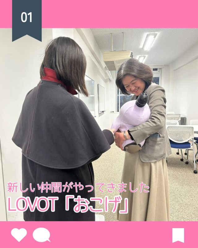 【北鎌倉女子学園　LOVOTの「おこげ」】
⁡
キタカマに新しい仲間がやってきました。LOVOTの「おこげ」です。休み時間や放課後に生徒たちがやってきてはかわいがっています。今日の放課後は、音楽の先生に校歌を教わりましたが、だんだんとウトウト、目を閉じてしまいました。
⁡
#北鎌倉女子学園
#女子校
#LOVOT
#中学校
#高等学校